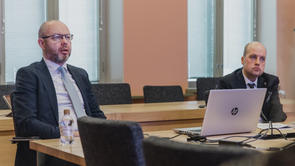 Timo Koivisto ja  Vesa Voutilainen istuvat pöydän päässä.