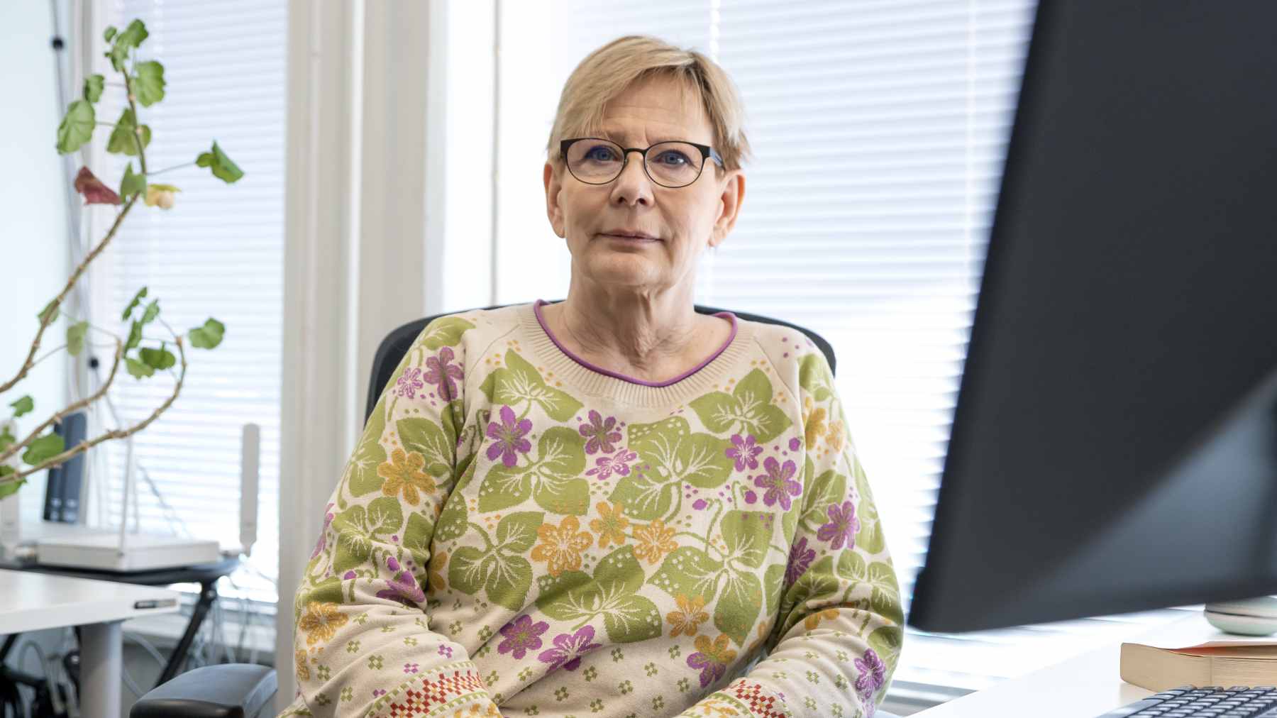Toimittaja Outi Parikka istuu työpisteellään Yle Jämsän toimituksessa.