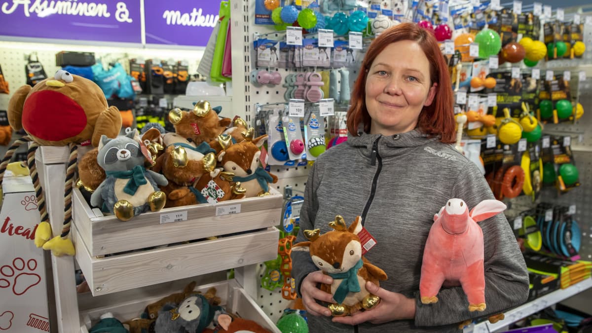Lemmikkitarvike Riemun kauppias Maarit Karhu-Teiskonen lemmikkien leluhyllyn edessä.