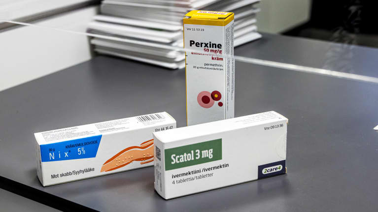 Kolme lääkepakkausta apteekin pöydällä.
