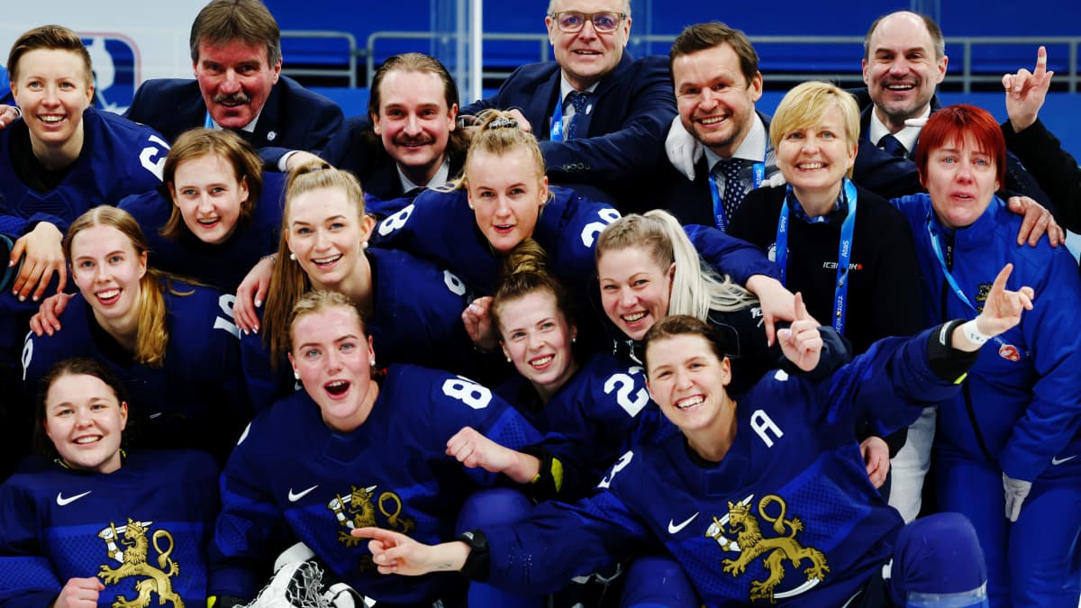 Naisleijonat juhlii pronssia.