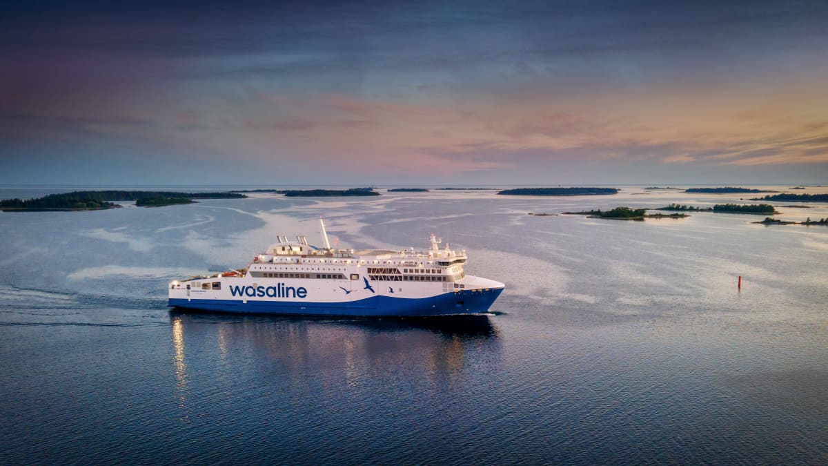 En färja i vattnet.