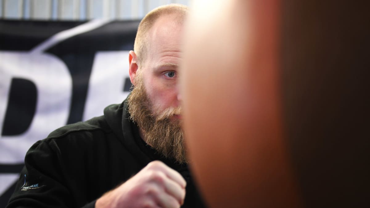 Robert Helenius slår på en säck.