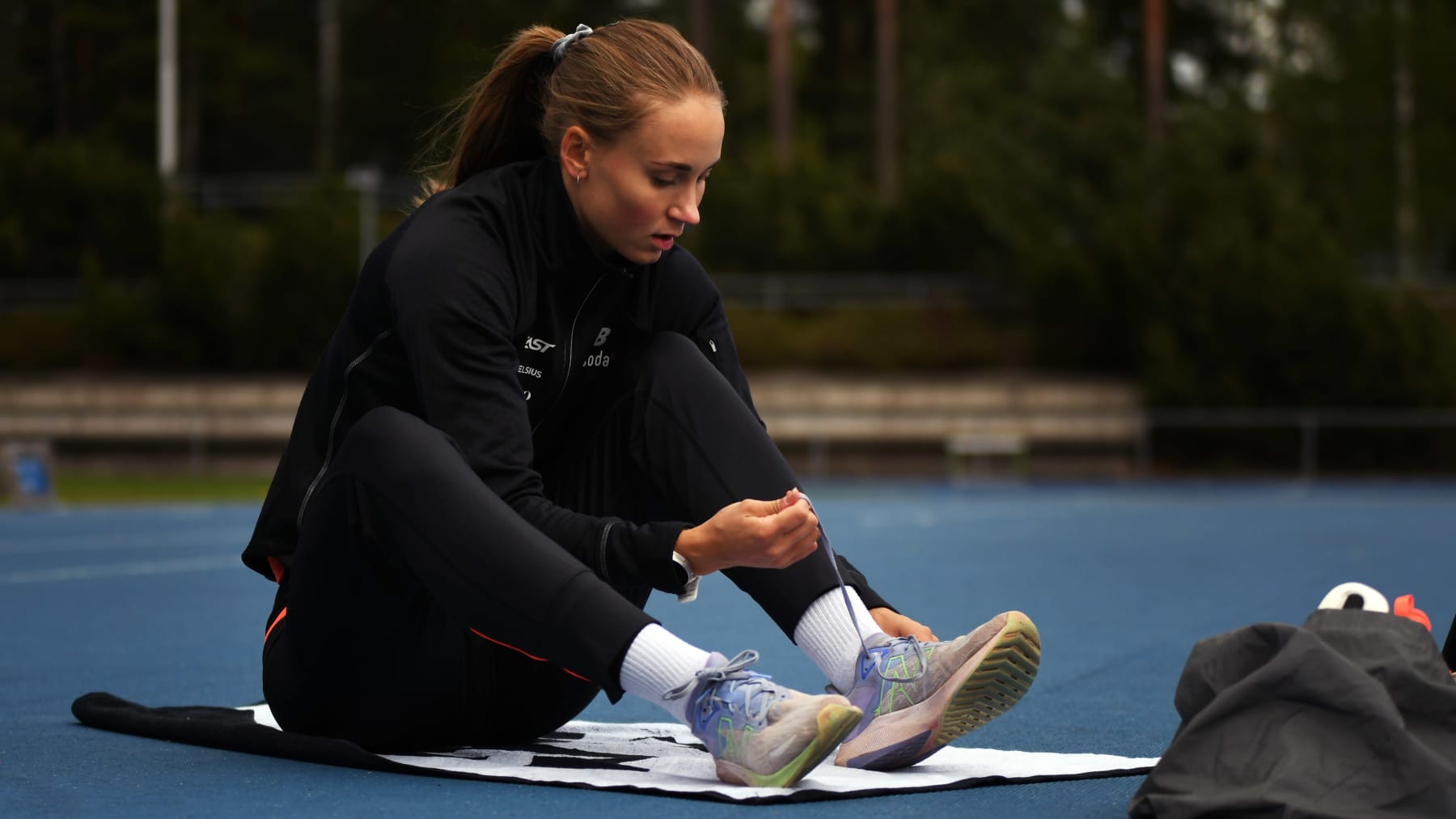 Viivi Lehikoinen tränar i Myrbacka våren 2023.
