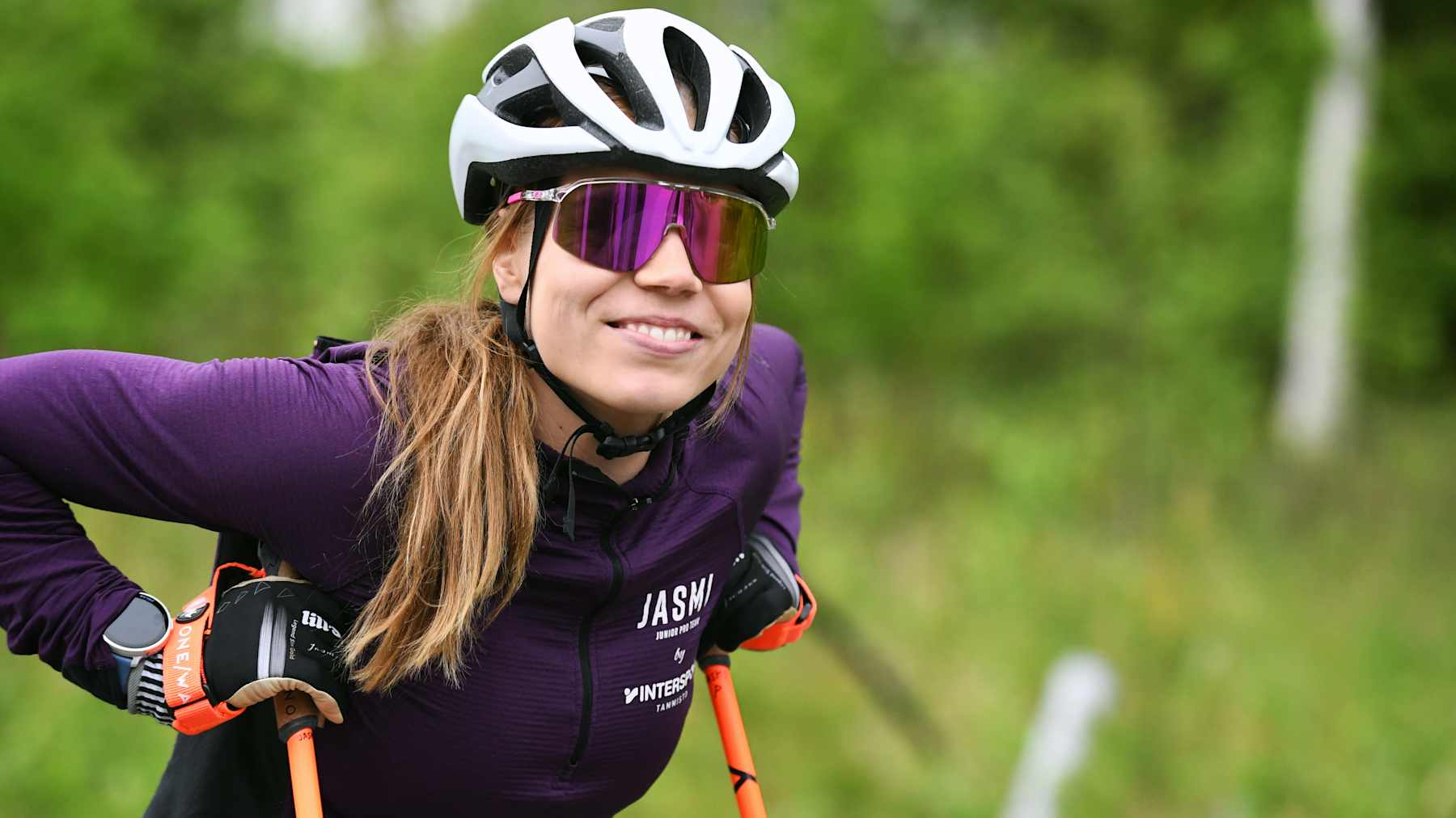 Jasmi Joensuu åker rullskidor.