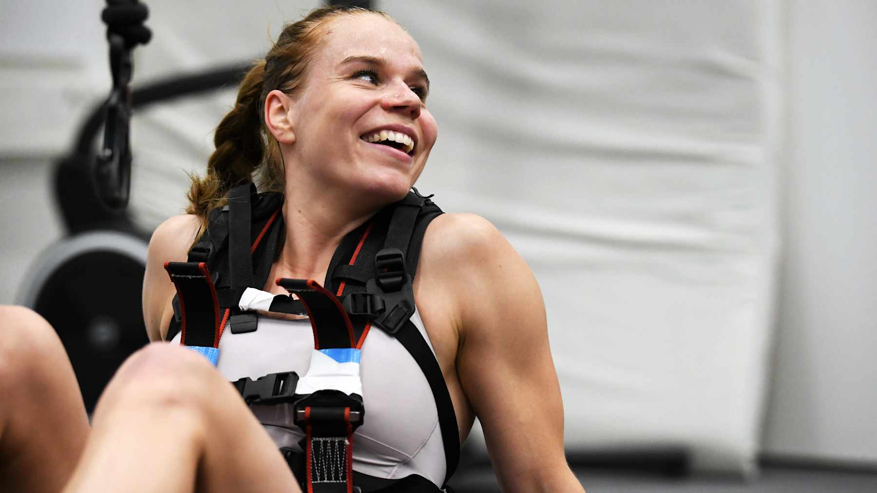 Jasmi Joensuu utför test på rullskidmatta.