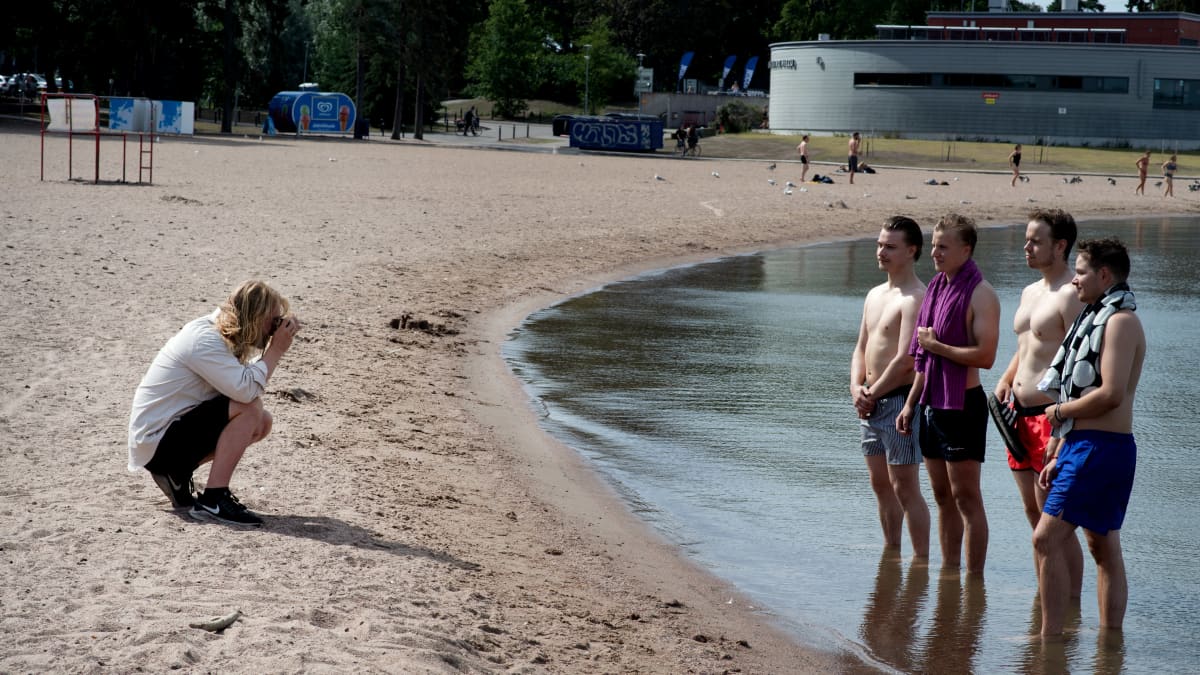 Touko Hujanen valokuvaa uimarannalla.