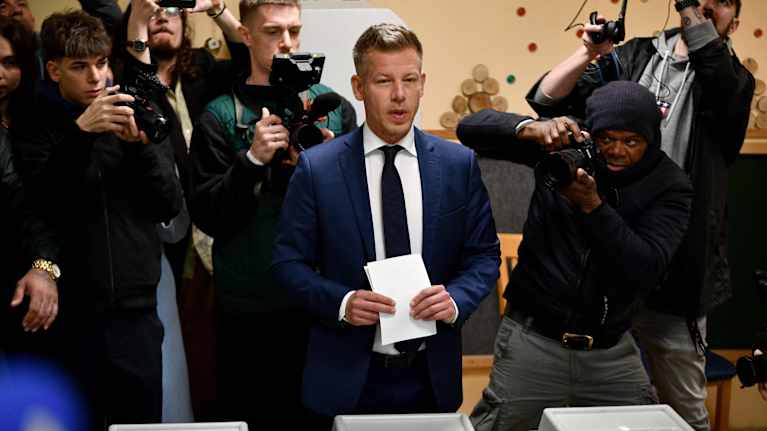 Peter Magyar laittaa äänestyslappua laatikkoon.