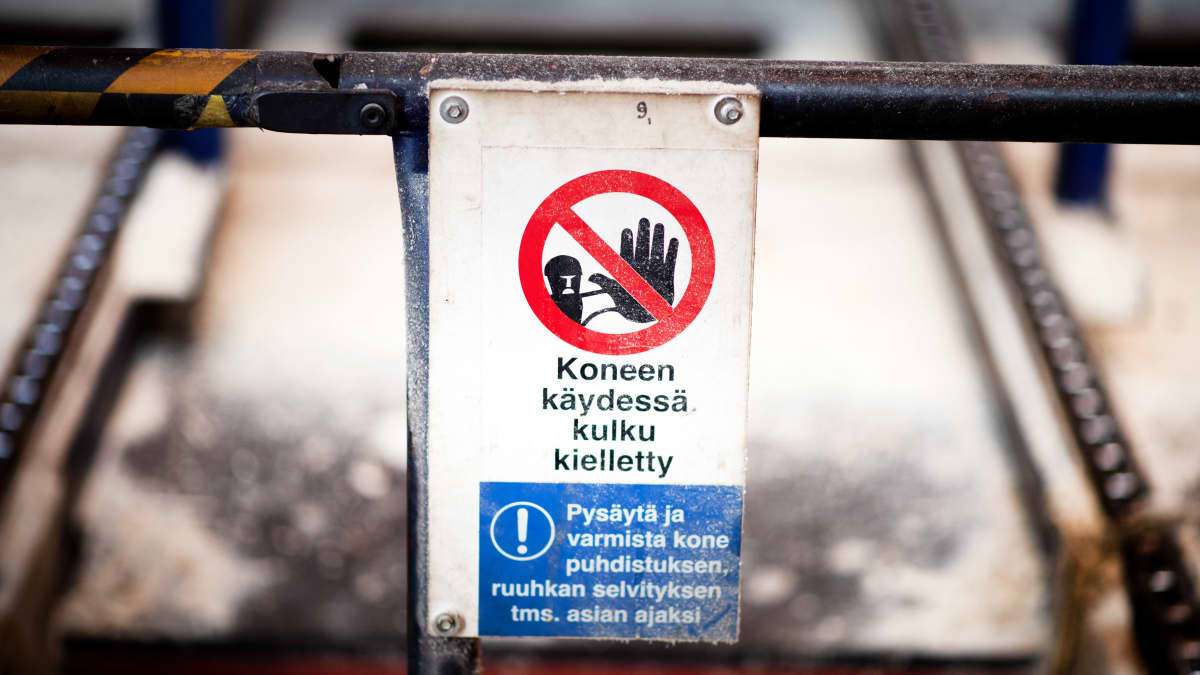 Kulku kielletty -kyltti työtilassa.