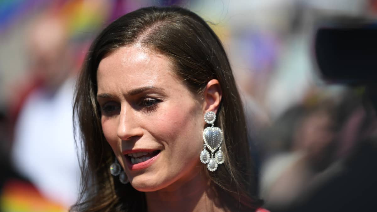 Sanna Marin haastateltavana Pride-tapahtumassa.