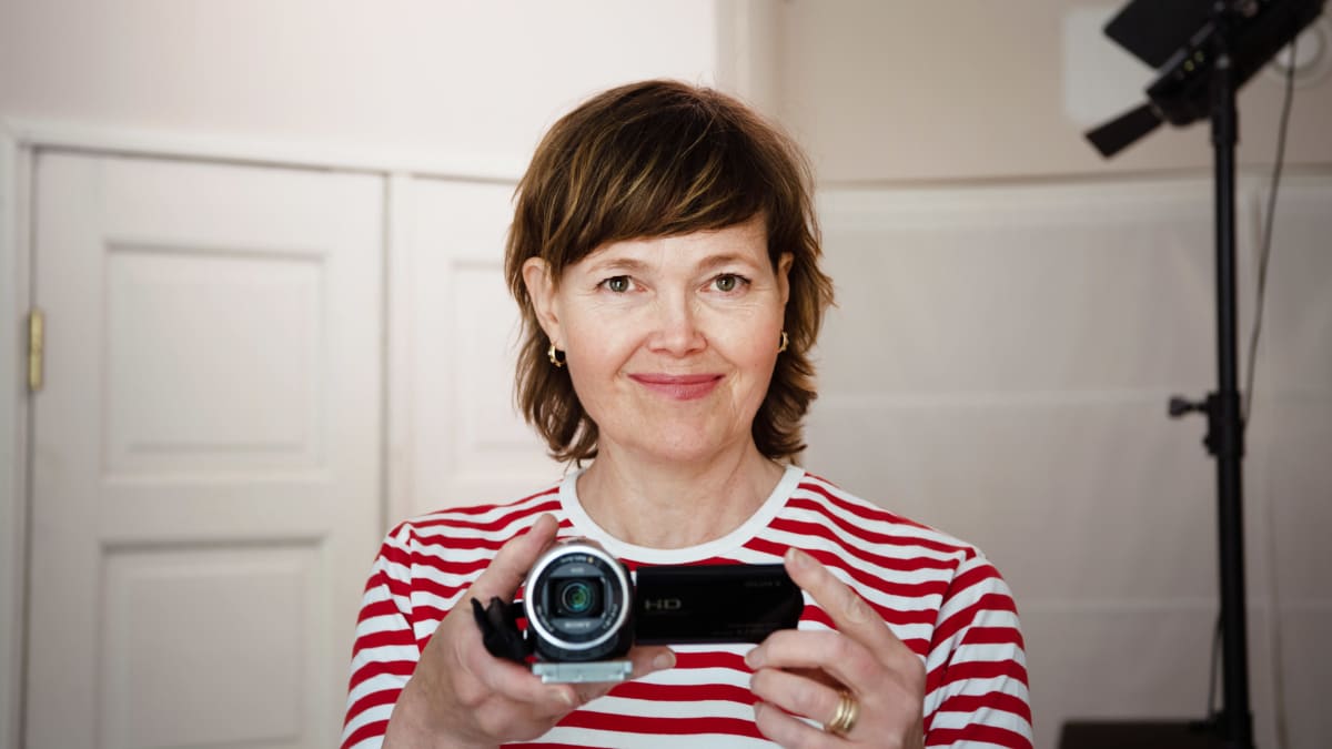 Minna Sorvoja pitelee kädessänsä pientä videokameraa.