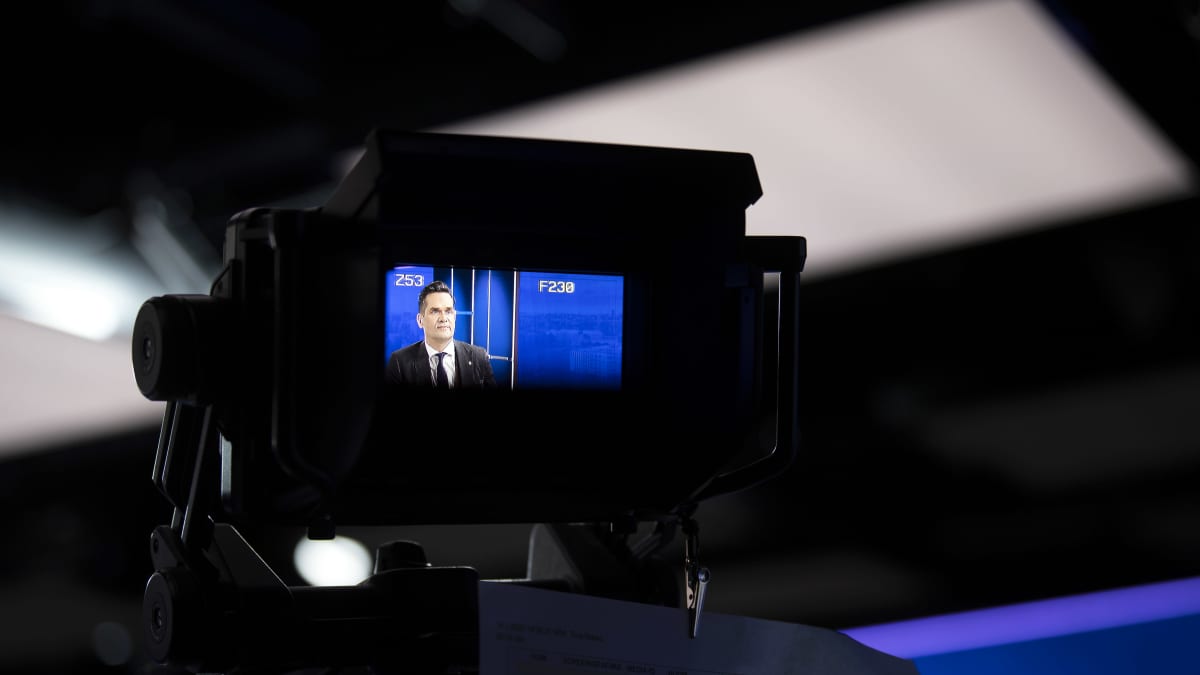 Mika Aaltola kuvattuna studiokameran monitorista.