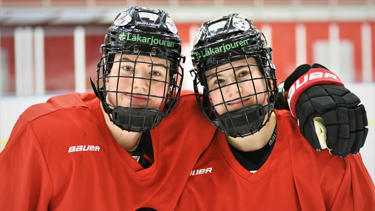 Ronja Savolainen och Petra Nieminen på isen.