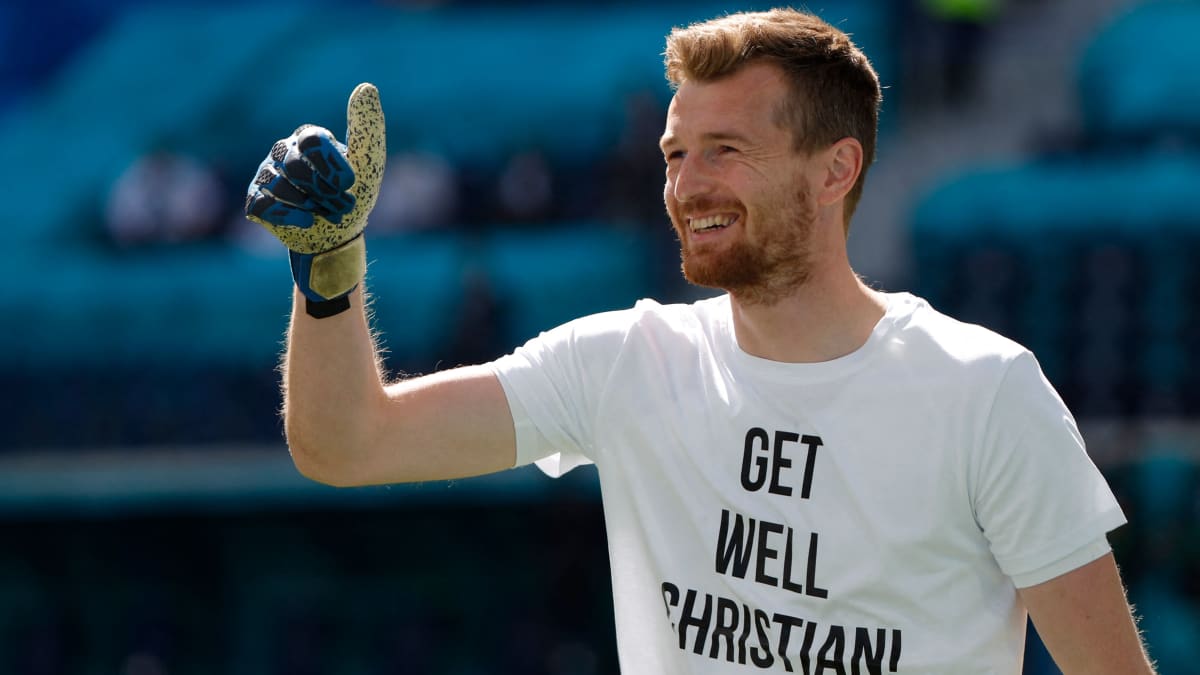 Lukas Hradecky toivotti paitansa välityksellä pikaista paranemista Christian Eriksenille.
