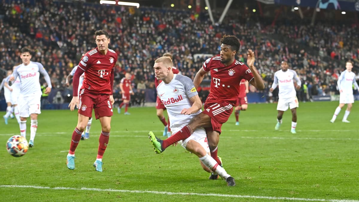 Bayern Münchenin Kingsley Coman laukoo pallon maaliin Salzburgia vastaan Mestarien liigassa 16.2.2022.