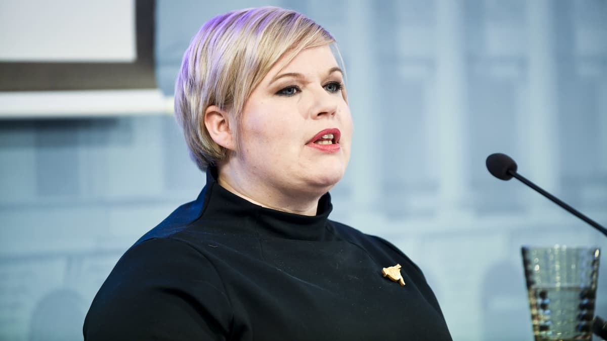 Annika Saarikko tiedotustilaisuudessa.