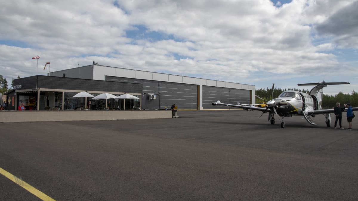 Kaféet, flygplanshallar och ett flygplan på Pyttis flygplats.