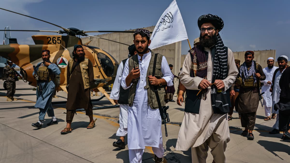 Anas Haqqani (till höger) yngre bror till det fruktade Haqqani-nätverkets ledare Sirajuddin Haqqani, dök upp i Kabul då de sista amerikanska styrkorna var på väg ut ur Afghanistan.
