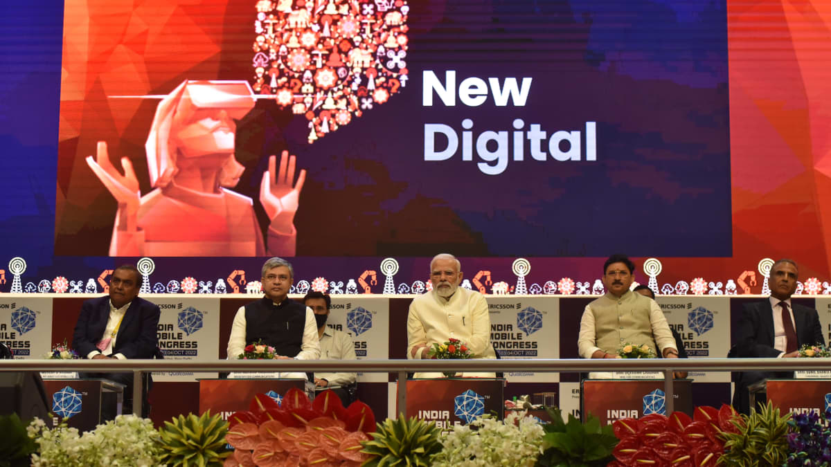 Intialaisia poliitikkoja istuu, taustalla juliste jossa lukee "New Digital". Keskellä Intian pääministeri Narendra Modi. 