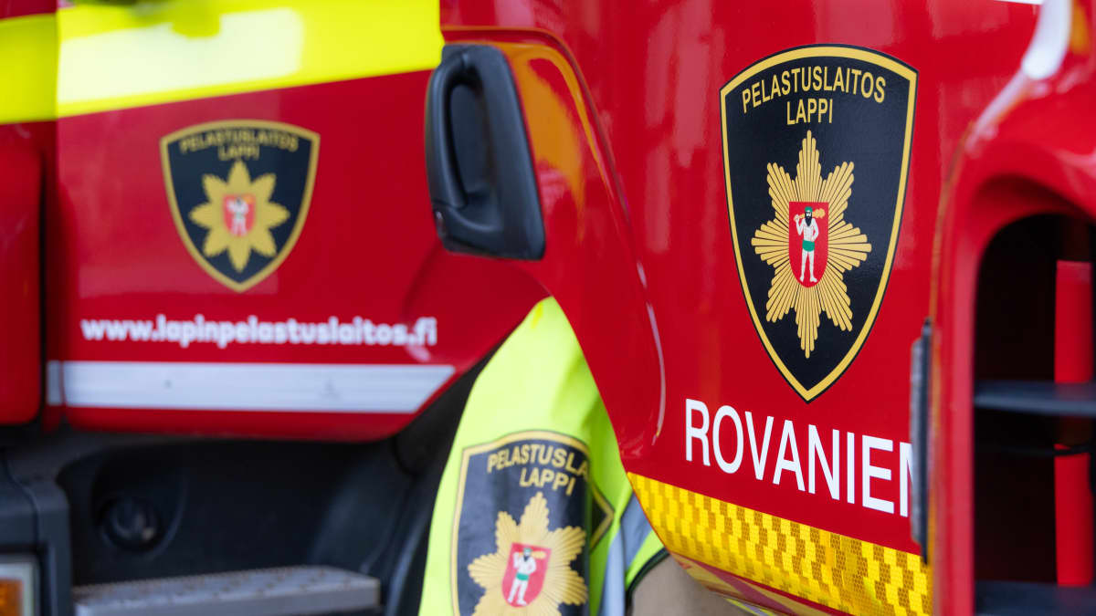 Lapin pelastuslaitoksen logoja paloauton ovissa.