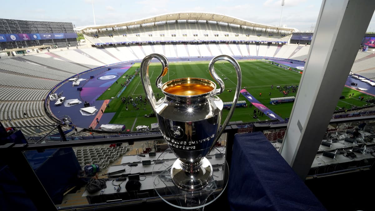 Yleiskuva Mestarien liigan pokaalista ja Istanbulin stadionista ennen Mestarien liigan finaalia, jossa kohtaavat Manchester City ja Inter Milan.