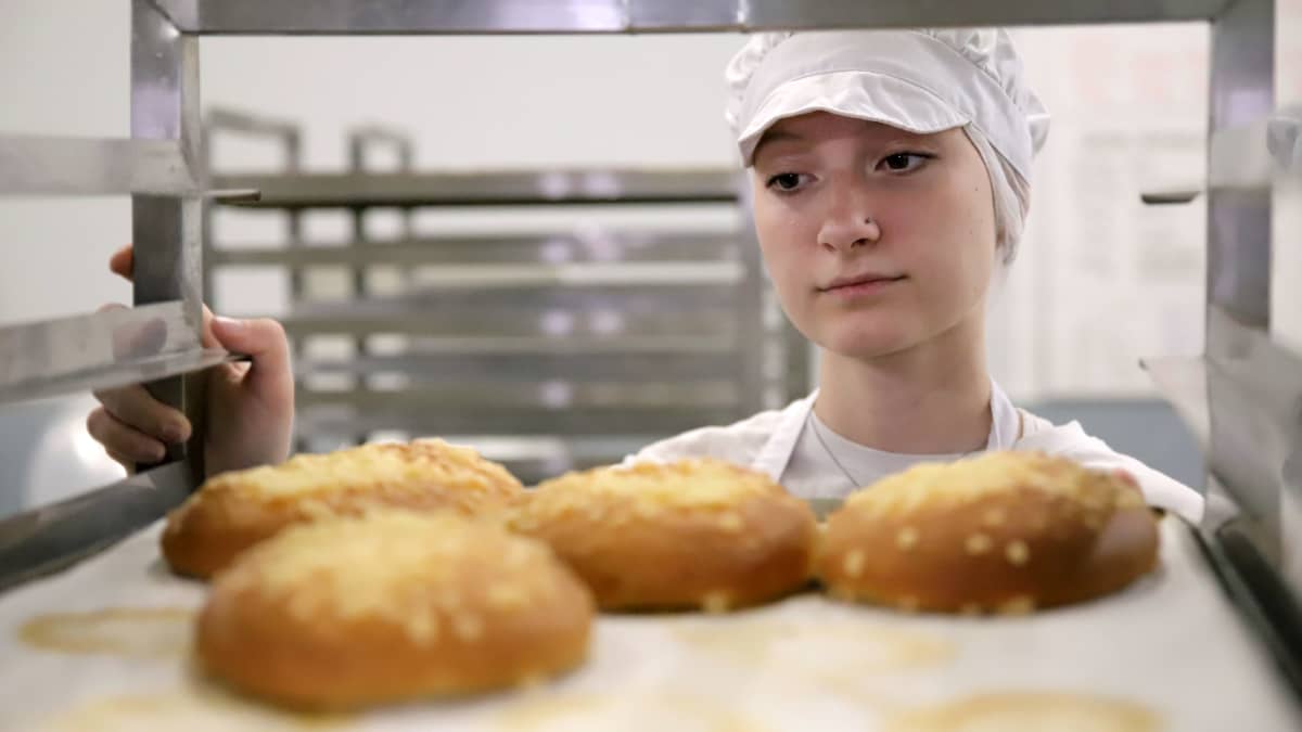 Emilia Honkanen vetää rullakkoa leipomossa.
