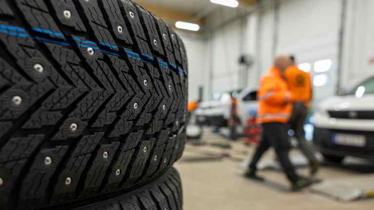 Suurin osa autoilijoista laittaa autoon talveksi nastarenkaat. Kuva: Pasi Takkunen / Yle
