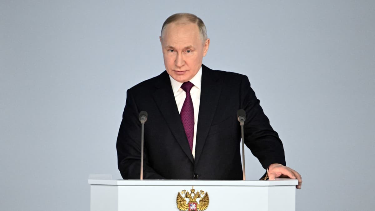 Vladimir Putin pitää puhetta.