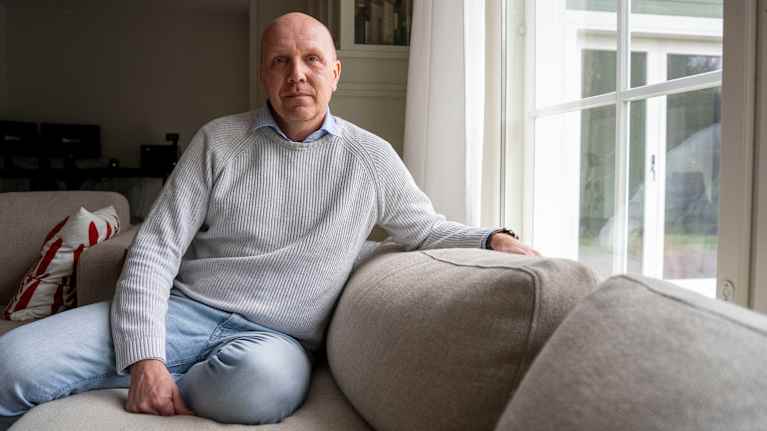 Robert Lemström i sitt vardagsrum i Ingå. 