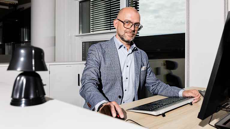 Työeläkeyhtiö Varman ylilääkäri Jan Schugk seisomapöytänsä ääressä.