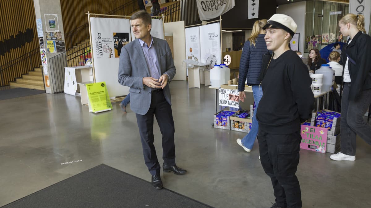 Aalto-yliopiston rehtori ja Sara Soimasuo.