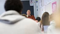 Opettaja Robert Bahr pitämässä englanninkielen oppituntia Espoonlahden koulussa.