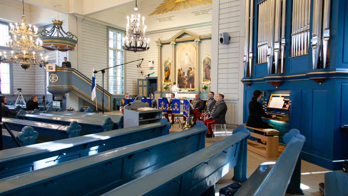 Kansallisen veteraanipäivän sanajumalanpalvelus Lappeen Marian kirkossa ilman yleisöä.