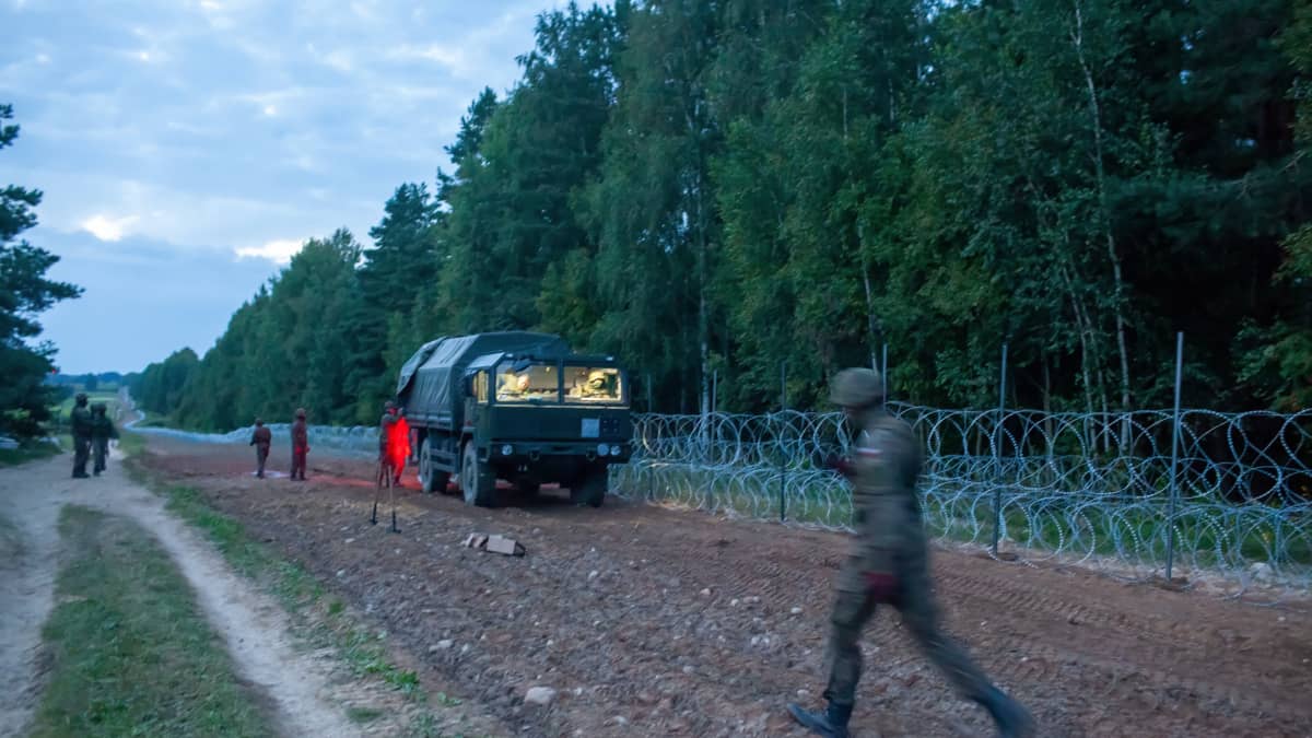 Puolalaisia sotilaita rakentamassa aitaa Valko-Venäjän vastaiselle rajalle.
