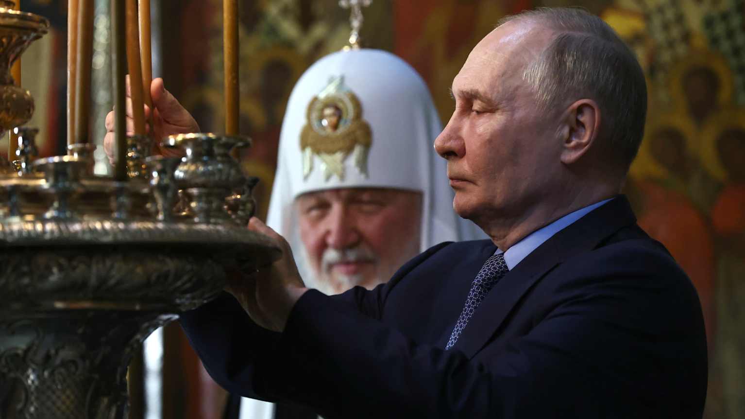Patriarkka Kirill ja presidentti Putin kirkossa.