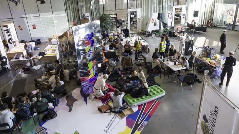 Opiskelijat ovat vallanneet Aalto Yliopiston Väre-rakennuksen. 