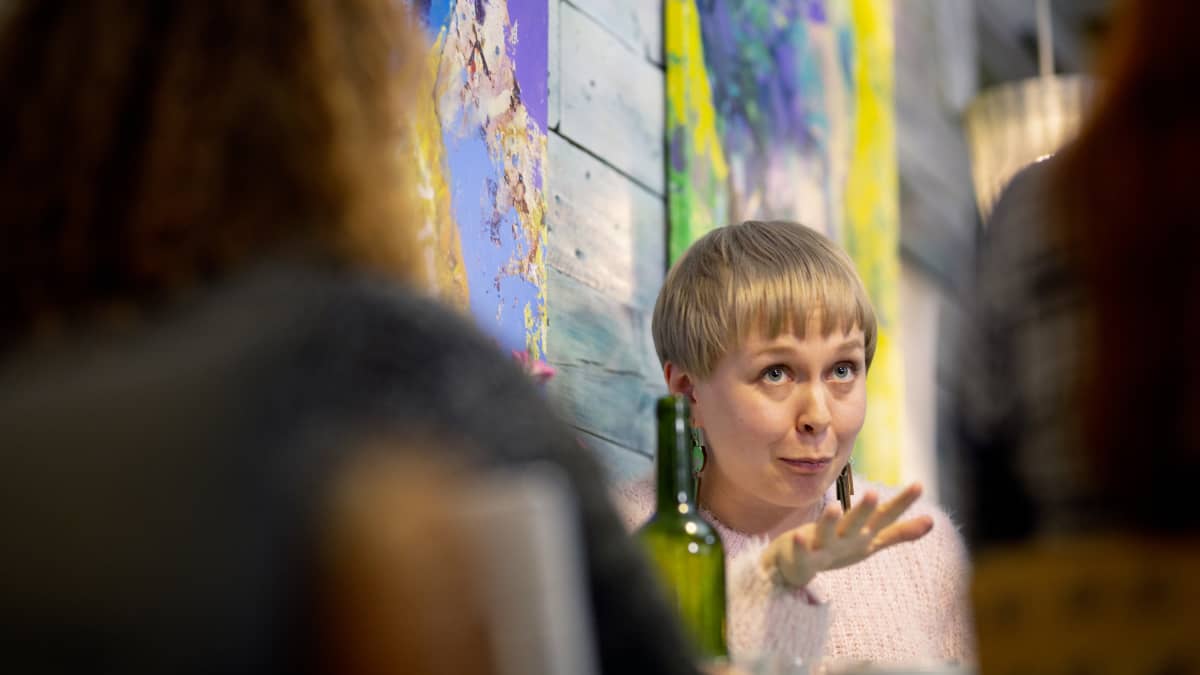 Jemina Viitala, Mertta Hätinen ja Laura Liimatainen keskustelevat lapsettomuudesta kahvilassa