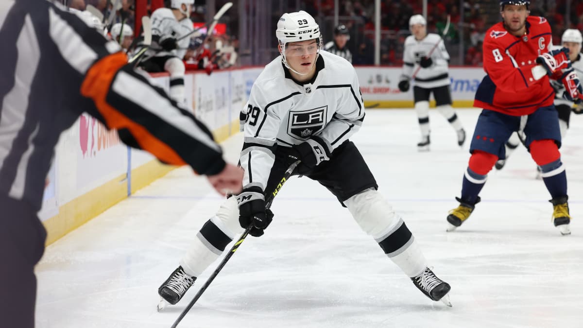 Los Angeles Kingsin Rasmus Kupari 19. joulukuuta 2021 ottelussa Washington Capitalsia vastaan. 