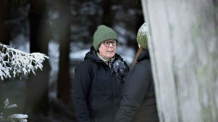 Christel Holmlund-Norrén intervjuas av reporter