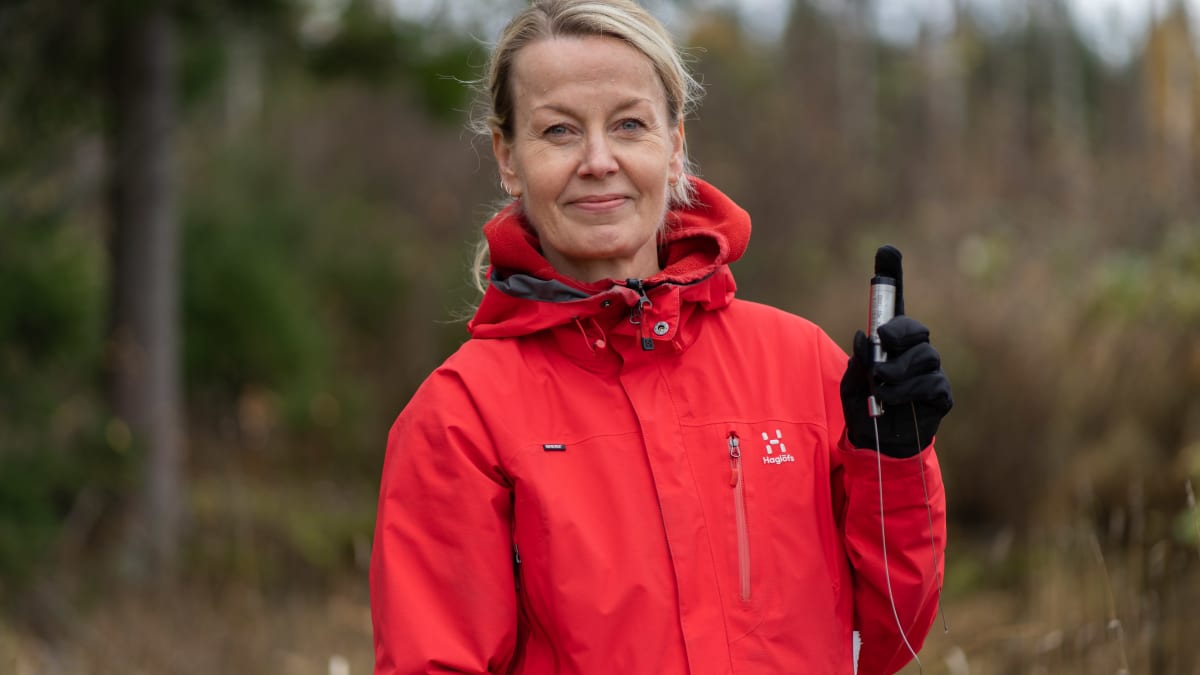 Satu Koivisto pohjavesiantureiden kanssa.