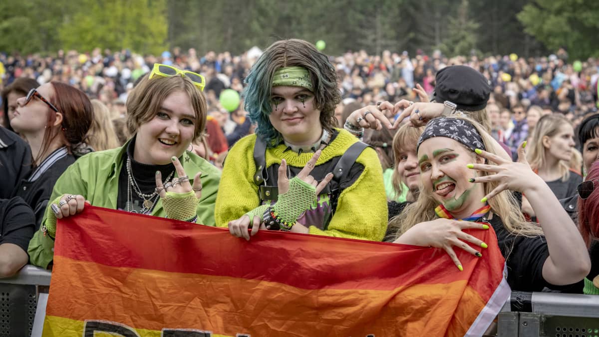 Käärijän fanit: Helmi Kuusela, Helsinki (vasemmalla), Onni Pasuri, Riihimäki (keskellä) ja Karoliina Koivumäki, Turku