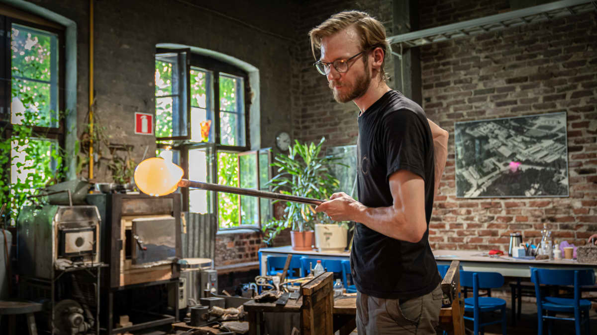Lasinpuhaltaja Kaappo Lähdesmäki Osuuskunta Lasismin hytissä