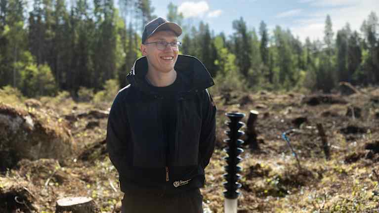 Jami Pirttimäki i skogen.