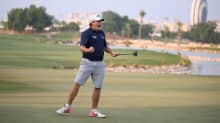 Sami Välimäki tuulettaa voittoa golfin Euroopan-kiertueen kisassa Dohassa.