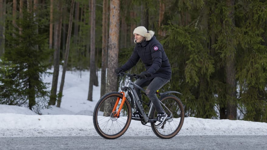 Entinen jalkapalloilija, koulunkäynninohjaaja Mehmet Hetemaj pyöräilee työmatkansa Seinäjoen Ruutinpuiston sairaalakoululle.