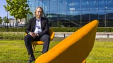Teppo Kröger, yhteiskuntapolitiikan professori, istuu oranssilla tuolilla.