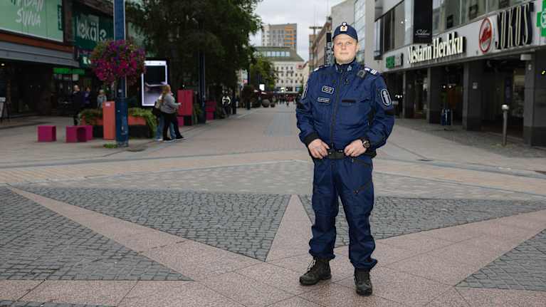 Poliisi seisoo Jyväskylän keskustassa.