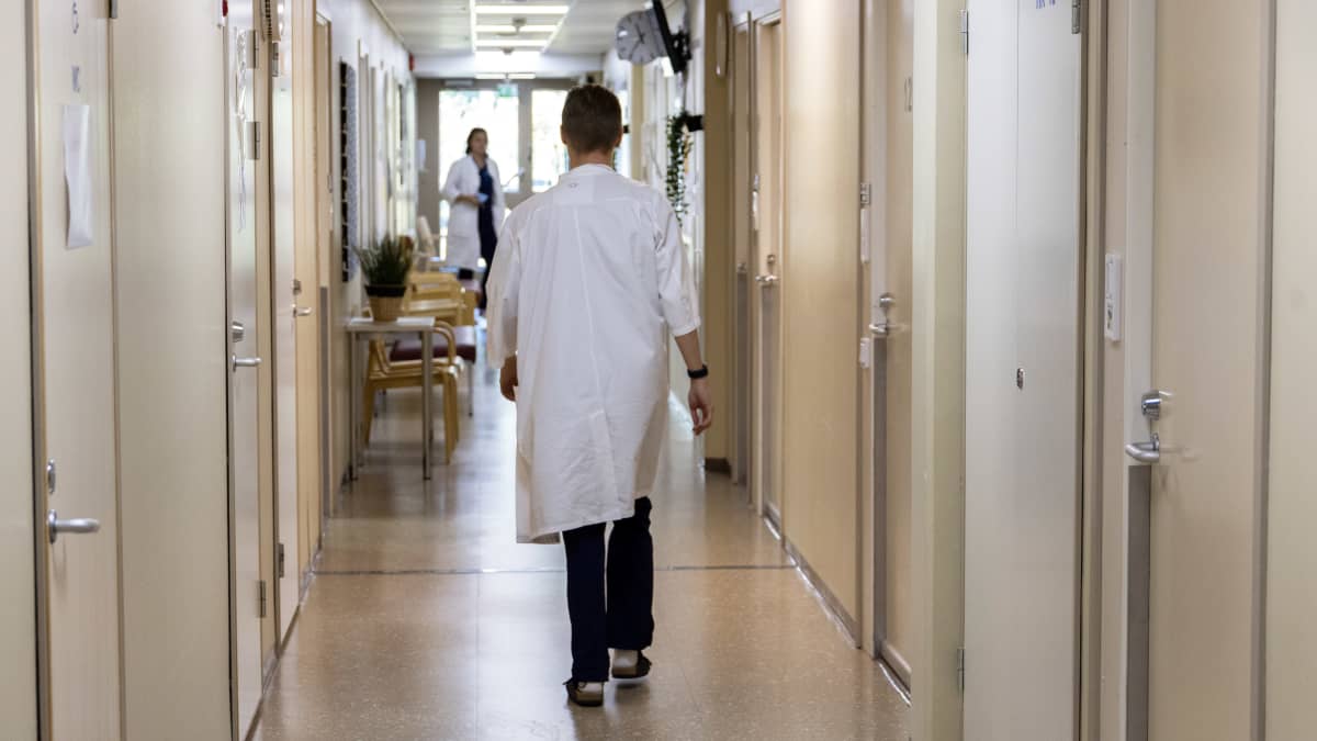 Lääkäri Aleksi Ahola käveleämssä Haminan terveyskeskuksen käytävällä.
