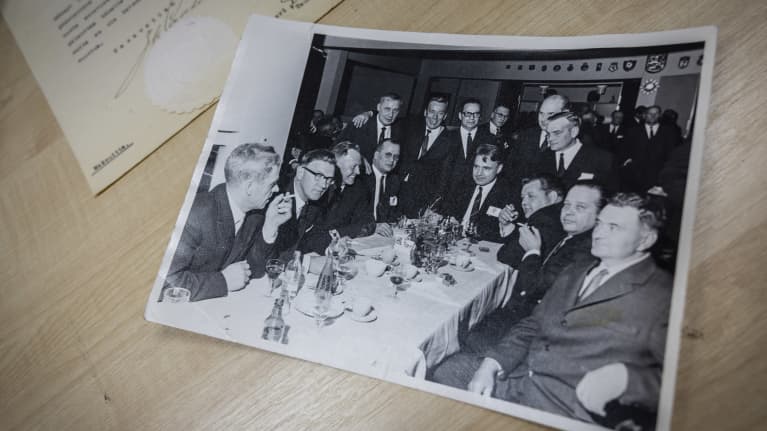 Rykmentin miehiä illallis tilaisuudessa jossa Lauri Törni ja Presidentti Mauno Koivisto palvelivat