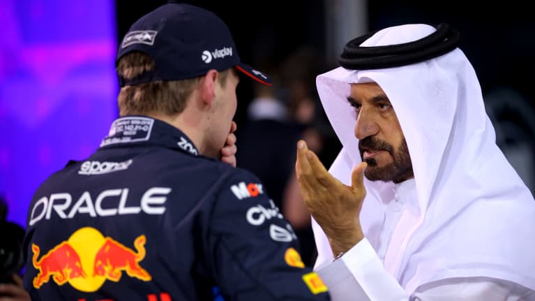 Max Verstappen ja Mohammed Ben Sulayem keskustelevat Bahrainin GP:ssä.